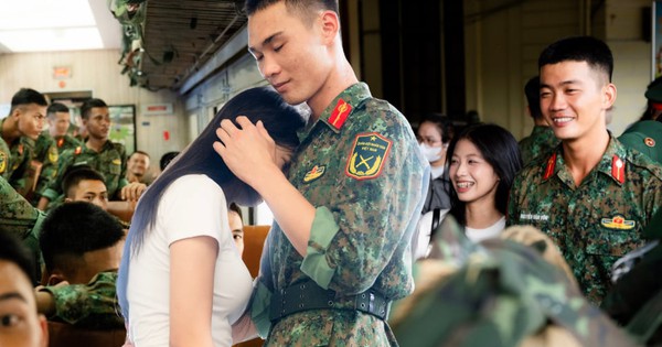 Cảnh tượng đặc biệt tại ga Hà Nội sáng 3/9: Người dân bịn rịn chia tay cán bộ, chiến sĩ miền Nam sau khi hoàn thành nhiệm vụ A80