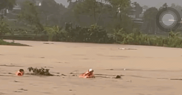 VIDEO: Công an xã liên tiếp cứu các nạn nhân giữa dòng nước lũ