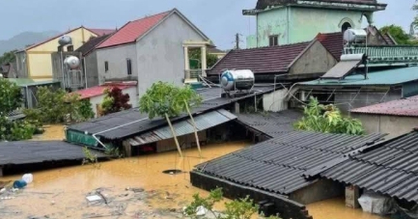 Lũ dâng tận nóc nhà, quốc lộ mênh mông nước, dân sơ tán trong đêm sau bão Bualoi