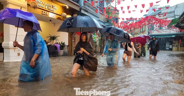 Hà Nội mưa lớn, phố cổ thành sông, khách Tây bì bõm lội giữa dòng nước