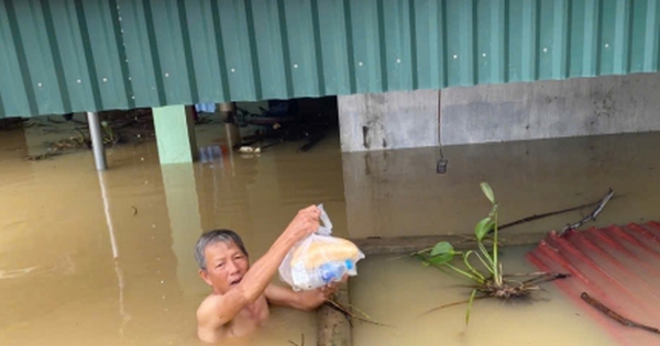 Nước lũ nhấn chìm tài sản, người dân Thanh Hóa nghẹn ngào lo cảnh trắng tay
