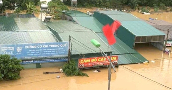 Nước thượng nguồn đổ về, ngập ngang mái nhà ở Nghệ An