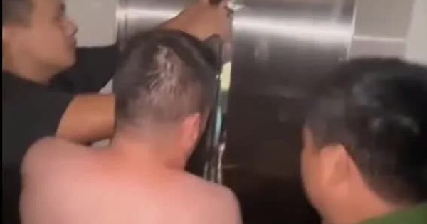 Thang máy rơi xuống tầng hầm ngập nước, lực lượng cứu hộ Hà Nội giải cứu kịp thời