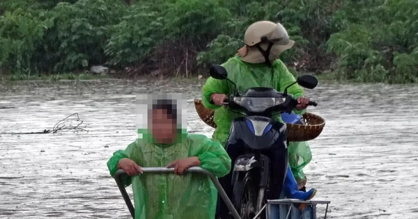 Hà Nội: Xe máy qua điểm ngập bằng xe ba gác giá 150-200 nghìn đồng/lượt