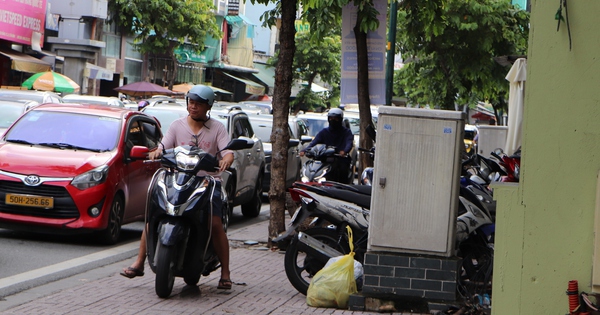 Chạy xe trên vỉa hè, 30 chủ xe máy ở TP HCM nhận giấy phạt nguội tại nhà