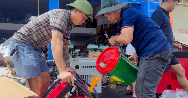 Cảnh tượng lạ sau bão số 10: Một món đồ bất ngờ "cháy hàng", người dân xếp hàng từ 5h sáng vẫn chưa mua được