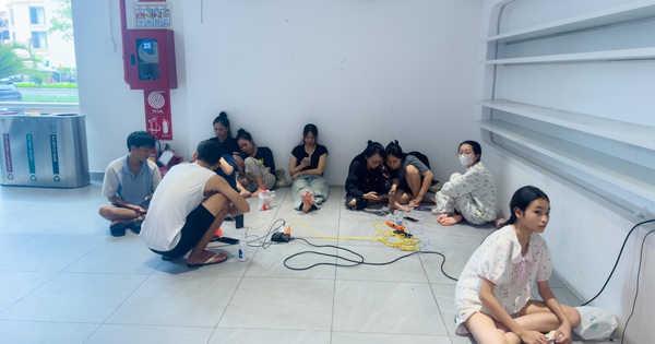 Sau bão số 10, trung tâm thương mại và quán cà phê ở Nghệ An kín chỗ vì giới trẻ đổ xô sạc điện thoại