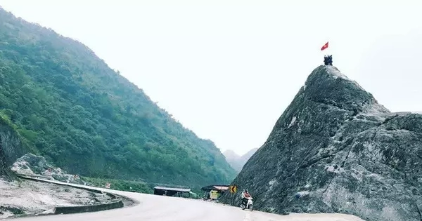 Leo núi chụp ảnh ở đèo Đá Trắng, một người trượt chân tử vong