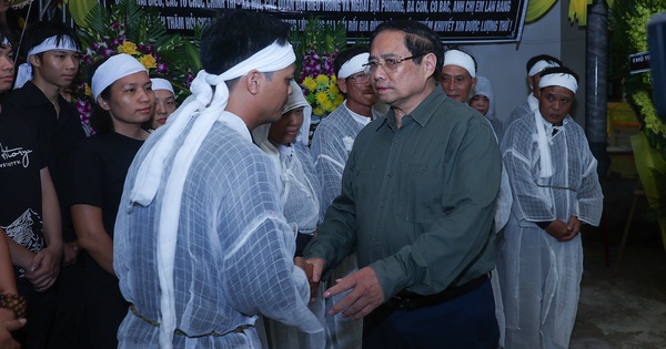 Thủ tướng viếng nạn nhân tử vong trong vụ lốc xoáy kinh hoàng ở Ninh Bình