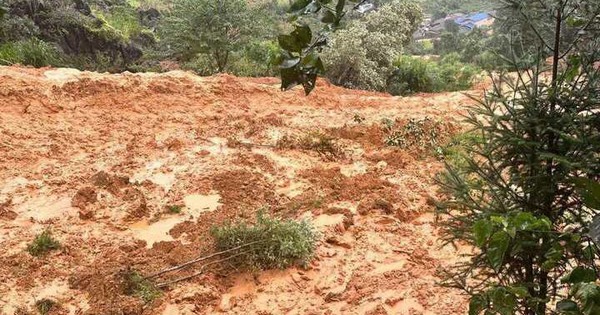 Sạt lở đất vùi lấp ngôi nhà ở Tuyên Quang, 4 người mất tích