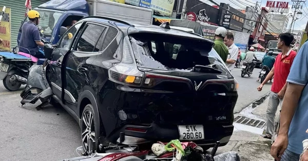 Ô tô tông xe máy, hai người nhập viện