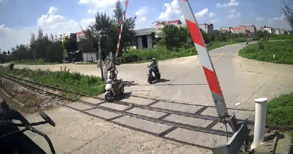 Ô tô, xe máy liên tiếp đâm gãy gác chắn đường sắt khiến nhiều người thương vong