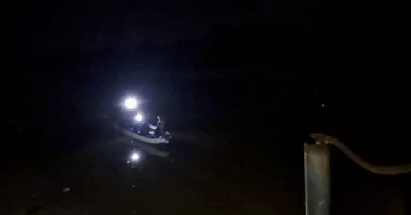 CLIP: Cứu sống 4 ngư dân ở Cà Mau trôi dạt nhiều giờ trên biển