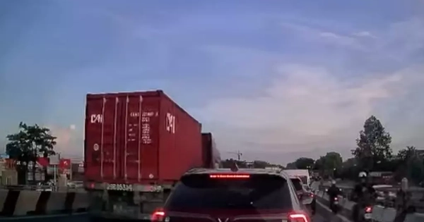 Container bất ngờ tông loạt ô tô trên cầu vượt ở Hà Nội