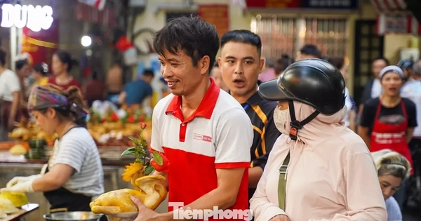 Chợ “nhà giàu” Hà Nội sáng Rằm tháng 7: Gà ngậm hoa hồng giá nửa triệu đồng một con