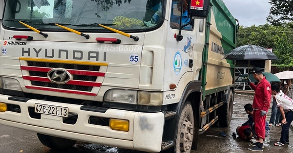 Xe thu gom rác tông chết học sinh lớp 6 trong trường học