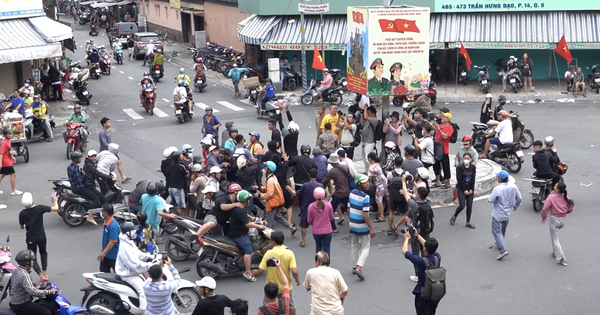 Cảnh tượng khó tin khi hàng trăm thanh niên vác vợt, gậy.... ùa ra giữa đường ở Chợ Lớn