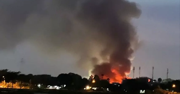 Hà Nội: Lửa ngùn ngụt tại nhà xưởng gần cầu Đuống