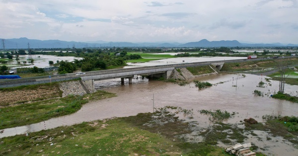 Tuyến cao tốc Vĩnh Hảo – Phan Thiết lại sạt lở, giao thông ùn ứ