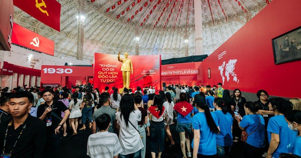 Biết ơn và tự hào: Người trẻ ngập tràn cảm xúc khi trải nghiệm triển lãm “95 năm Cờ Đảng soi đường”