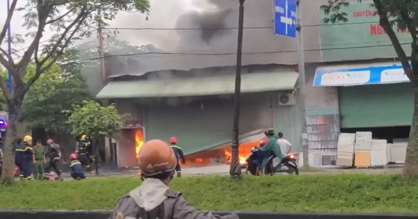 Lửa đỏ rực bao trùm kho hàng ở TPHCM, thiêu rụi ô tô, nhiều tài sản