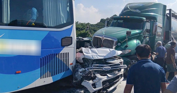 Tai nạn liên hoàn 5 ô tô trên cao tốc Cao Bồ – Mai Sơn