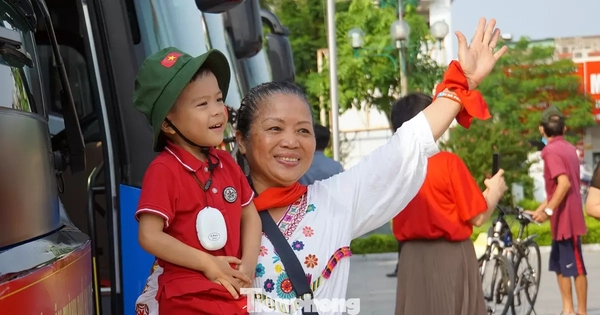 Người Hải Phòng thích thú lên chuyến xe 0 đồng xem triển lãm Quốc gia