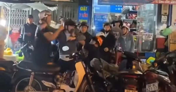 10 thanh niên "hổ báo" xông vào đánh tới tấp đôi nam nữ giữa phố ở TP.HCM