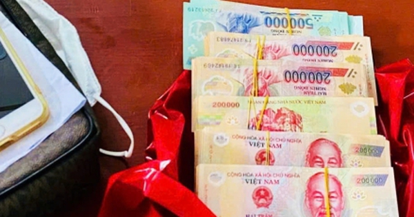 Bà lão mang 120 triệu đồng đến trụ sở công an để nhờ chuyển cho "công an dỏm"