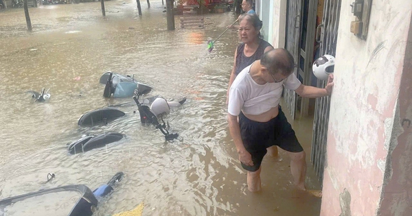 Đường phố Lào Cai biến thành sông sau mưa lớn