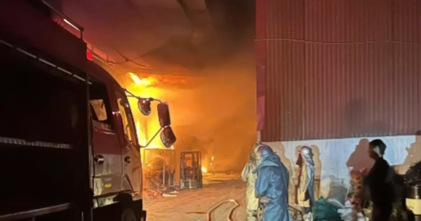 Lửa bao trùm nhà xưởng sản xuất ở Hà Nội