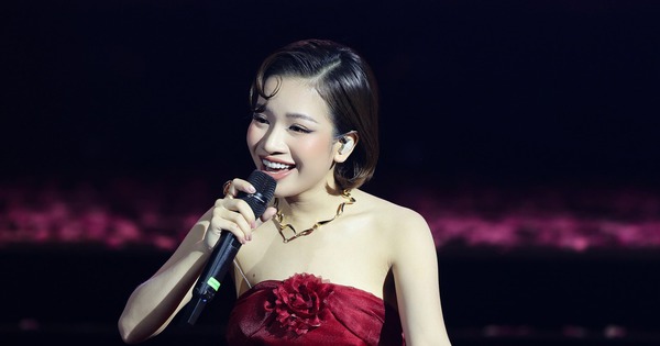 View - Thượng uý Quân đội đắt show nhất hiện nay: Nữ thần mở màn concert quốc gia, hát cực hay 