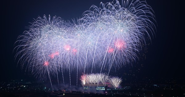 View - Hà Nội rét 12 độ C, dòng người vẫn ùn ùn đổ về sân Mỹ Đình háo hức chờ đợi màn pháo hoa quy mô hoành tráng chưa từng có