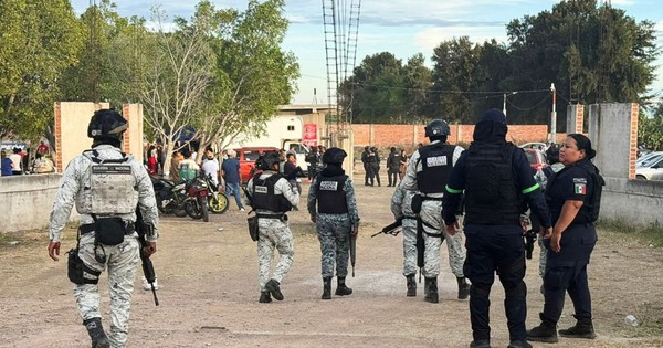 Xả súng kinh hoàng vào sân bóng khiến ít nhất 11 người thiệt ...