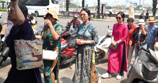 Gallery - Khách Tây 'may nóng' áo dài, đu trend chụp ảnh Tết Việt