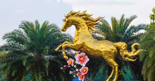 Linh vật ngựa vàng Tết Bính Ngọ đầu tiên tại sân bay Đà Nẵng