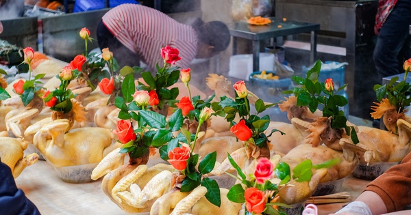 Gà luộc 1 triệu/con vẫn đổ xô mua - đây là khu chợ hot nhất Hà Nội hôm nay!