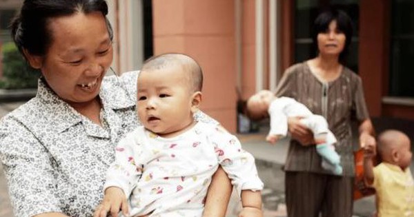 Bà nội thường nói 6 câu này khi trông cháu: Không phải dỗ trẻ mà đang "dạy hư" trẻ, đặc biệt là câu cuối cùng!