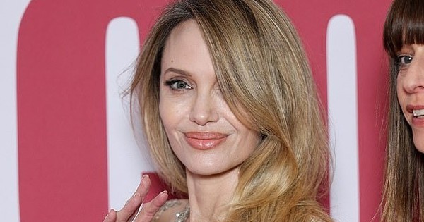 Angelina Jolie diện mốt không nội y