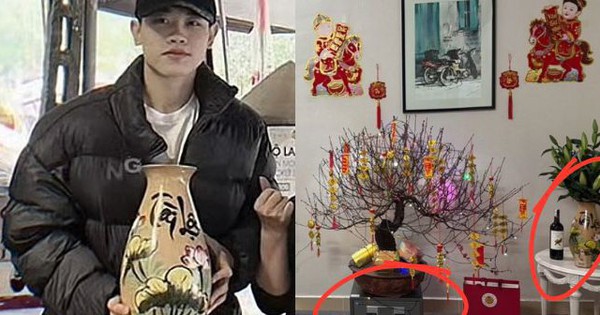 Không ai như Đình Bắc: Mang két sắt làm giá đỡ chậu hoa đào, mặc đồ kín bưng mua bình cắm hoa Tết cũng viral