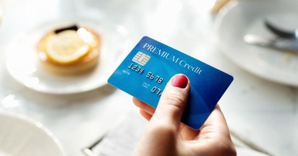 Thẻ ngân hàng đã khóa nhưng vì sao vẫn bị trừ tiền?