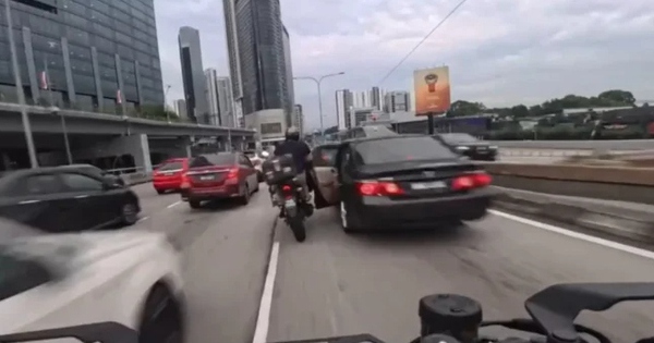 Đứa trẻ vô tình mở cửa xe, gây ra vụ tai nạn liên hoàn 6 xe