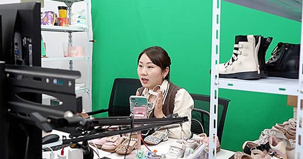 Người phụ nữ mua sỉ 500 đôi giày qua livestream, thanh toán toàn bộ nhưng nhận về 90 sản phẩm kém chất lượng: Ai chịu trách nhiệm?