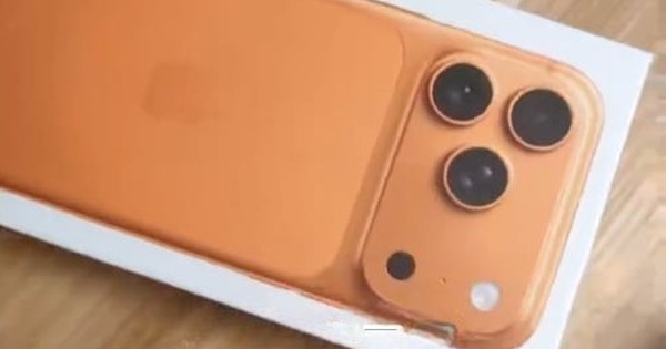 Trúng thưởng iPhone tại tiệc tất niên công ty, người đàn ông mở hộp quà xong liền tuyên bố: “Tôi không cần nữa”