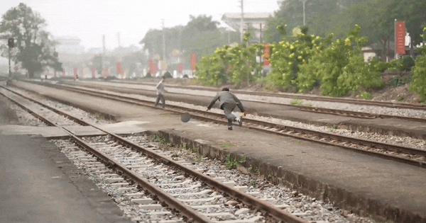Người đàn ông suýt bị tàu hàng tông trúng khi băng qua đường ray ở ga Vĩnh Yên