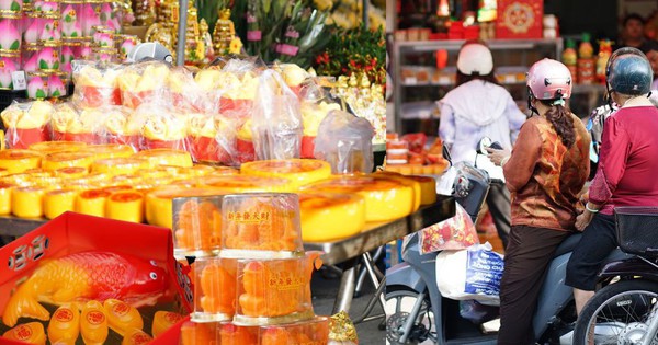 Cảnh tượng lạ lùng ngày ông Táo: Bánh trái đẹp như vàng nhưng người dân chỉ dám “mua một nửa” tại chợ người Hoa