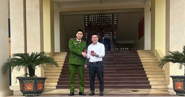 Tài khoản đột ngột có giao dịch 100 triệu đồng vào đúng 3 giờ chiều: Công an xã truy tìm thanh niên SN 2004