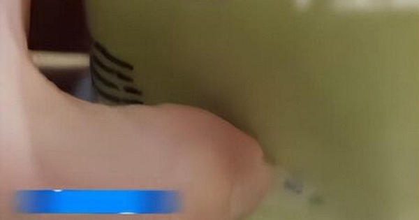 Khách hàng phát hiện nguyên tờ hóa đơn trong ly trà sữa, cửa hàng phản pháo: Giấy "sạch và vô khuẩn" nên không sao