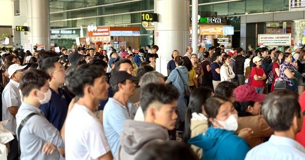Sân bay Tân Sơn Nhất đông nghịt người đón kiều bào về quê ăn Tết