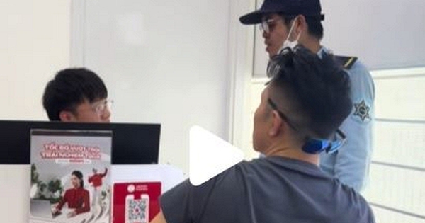 Người nước ngoài đi làm SIM thẻ, nhân viên không biết tiếng đang loay hoay thì chú bảo vệ ra phiên dịch giúp, "bắn" tiếng Trung cực MƯỢT!